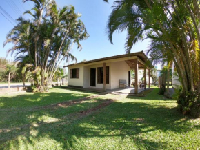 Casa amarela Sul na avenida da Praia da Ferrugem